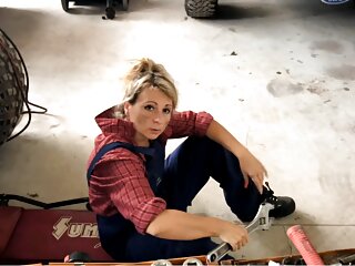 Luna Green Is The Mechanic Desired By Everyone free video